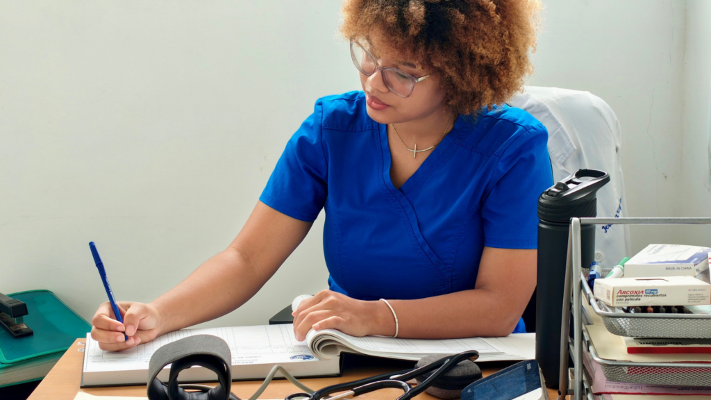 travel nurse influencer organized